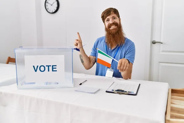 Kaukasisk Man Med Långt Skägg Vid Politiska Valkampanjen Håller Irland — Stockfoto