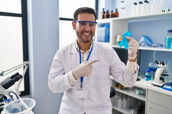 Νεαρός Ισπανός Γενειάδα Που Δουλεύει Εργαστήριο Επιστημόνων Κρατώντας Μπλε Κορδέλα — Φωτογραφία Αρχείου