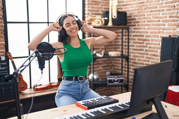 Young Hispanic Woman Playing Music Session Music Studio — Stok fotoğraf