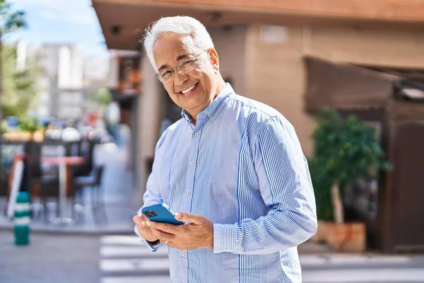 Hombre Mayor Sonriendo Confiado Usando Teléfono Inteligente Calle —  Fotos de Stock