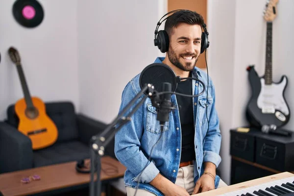 Jonge Spaanse Man Artiest Lacht Vol Vertrouwen Muziekstudio — Stockfoto