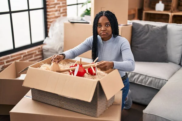 Africano Mulher Americana Movendo Para Uma Nova Casa Abertura Caixas — Fotografia de Stock