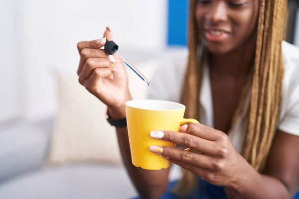 Africano Americano Mulher Derramando Vitamina Café Sentado Sofá Casa — Fotografia de Stock