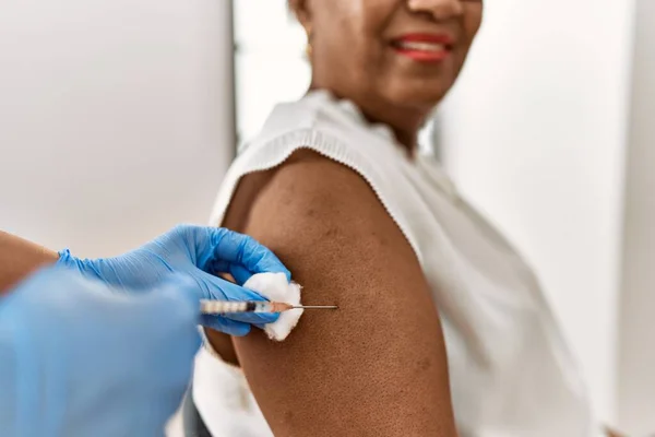Senior Afrikanisch Amerikanische Patientin Mit Impfung Klinik — Stockfoto