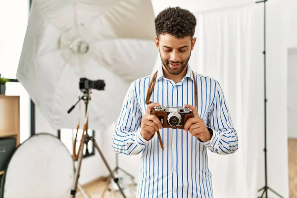 Jonge Arabisch Fotograaf Man Lacht Gelukkig Met Behulp Van Vintage — Stockfoto