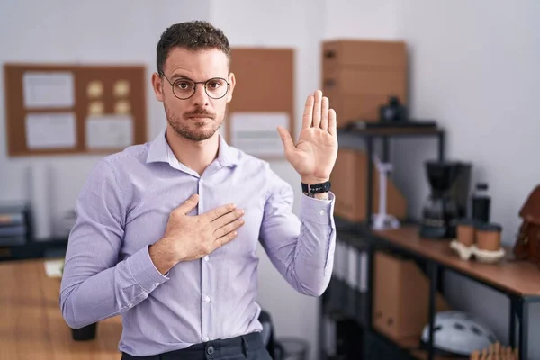 Ung Latinamerikan Kontoret Svär Med Handen Bröstet Och Öppen Handflata — Stockfoto