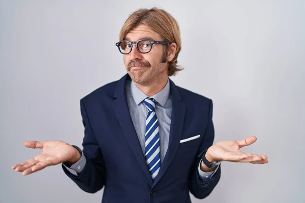 Homme Caucasien Avec Moustache Portant Des Vêtements Travail Désemparé Confondu — Photo