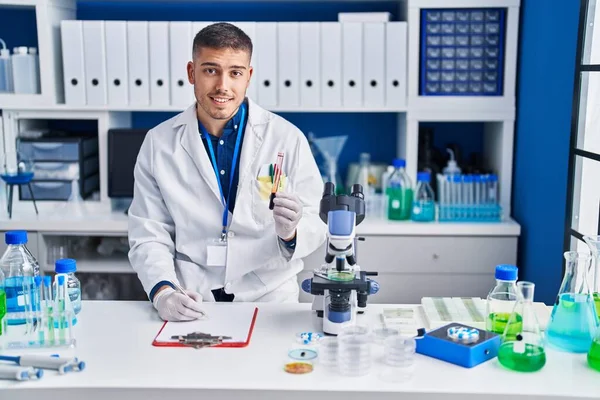 Молодой Латиноамериканец Ученый Держит Трубку Анализа Крови Лаборатории — стоковое фото