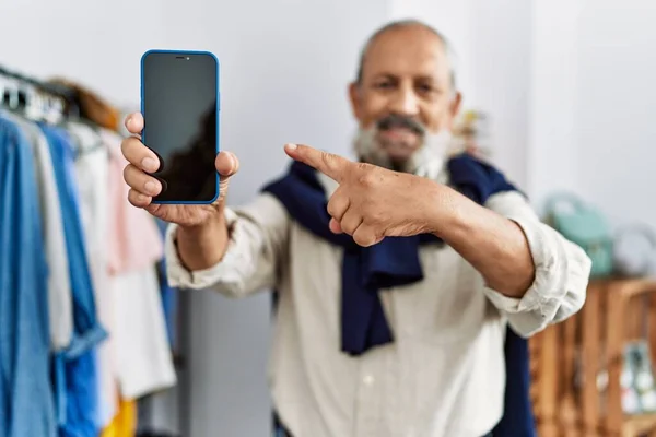 Älterer Grauhaariger Mann Hält Smartphone Bekleidungsgeschäft — Stockfoto