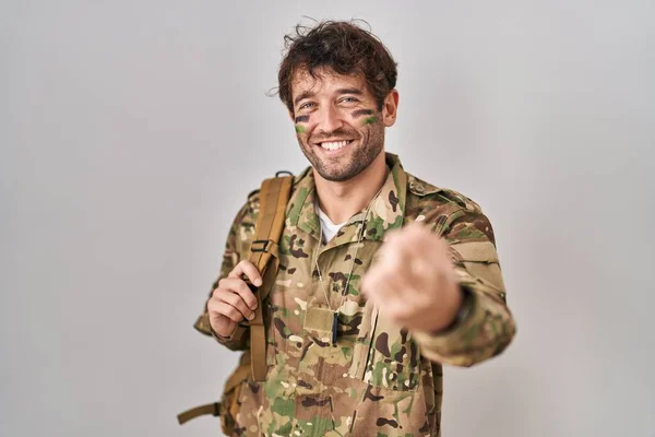 Jovem Hispânico Vestindo Camuflagem Uniforme Exército Acenando Vir Aqui Gesto — Fotografia de Stock