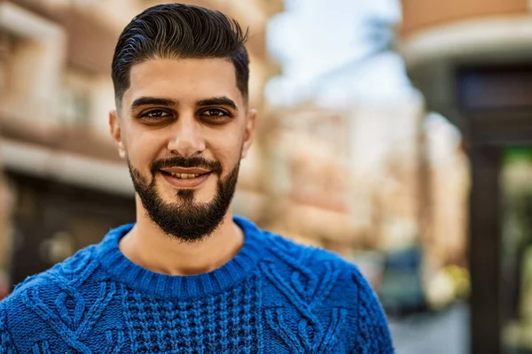 Młody Arabski Człowiek Uśmiechnięty Pewny Siebie Ulicy — Zdjęcie stockowe