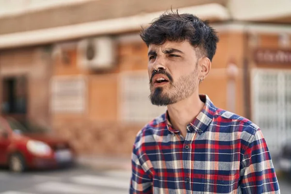 Fiatal Spanyol Férfi Dühös Sikoltozik Utcán — Stock Fotó