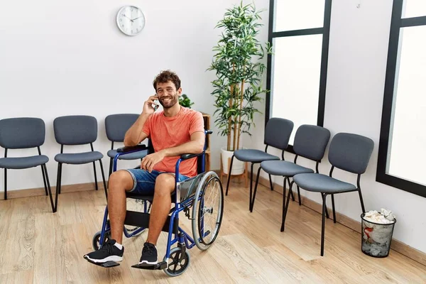 Junger Hispanischer Mann Spricht Auf Dem Smartphone Rollstuhl Wartezimmer Einer — Stockfoto