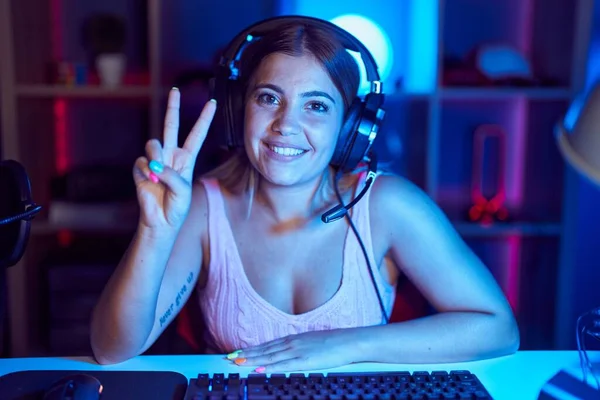 Young Blonde Woman Playing Video Games Wearing Headphones Showing Pointing — Foto de Stock