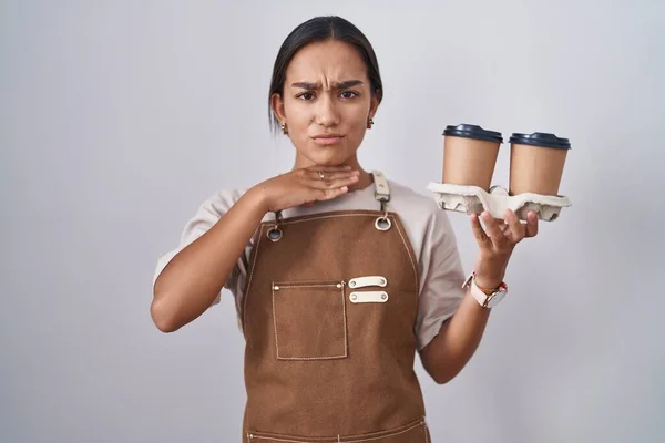 Mujer Hispana Joven Vistiendo Delantal Camarera Profesional Sosteniendo Café Degollando —  Fotos de Stock