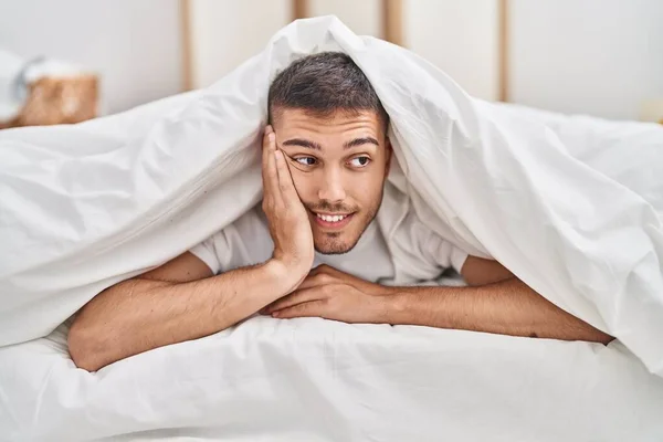 Junger Hispanischer Mann Deckt Sich Mit Bettlaken Schlafzimmer Ein — Stockfoto
