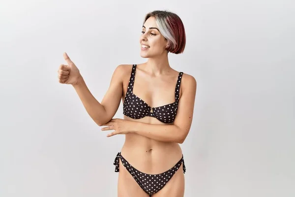 Junge Schöne Frau Trägt Badeanzug Über Isoliertem Hintergrund Und Sieht — Stockfoto