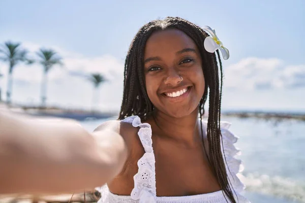 Ung Afrikansk Amerikansk Flicka Ler Glad Göra Selfie Vid Kameran — Stockfoto