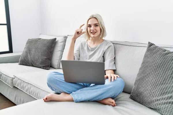 Genç Beyaz Bir Kadın Evinde Dizüstü Bilgisayar Kullanıyor Koltukta Oturuyor — Stok fotoğraf