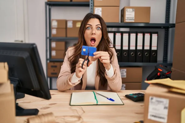 Jeune Femme Brune Travaillant Dans Commerce Électronique Petite Entreprise Coupant — Photo