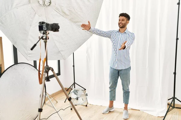 Arabische Jongeman Die Zich Voordeed Als Model Fotostudio Naar Camera — Stockfoto