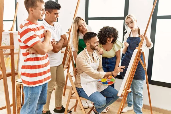 Grupo Personas Sonriendo Feliz Mirando Sorteo Pareja Estudio Arte — Foto de Stock