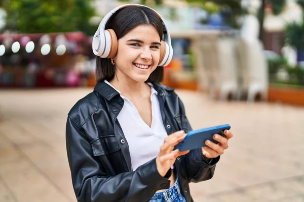 Young Beautiful Hispanic Woman Smiling Confident Listening Music Park — ストック写真