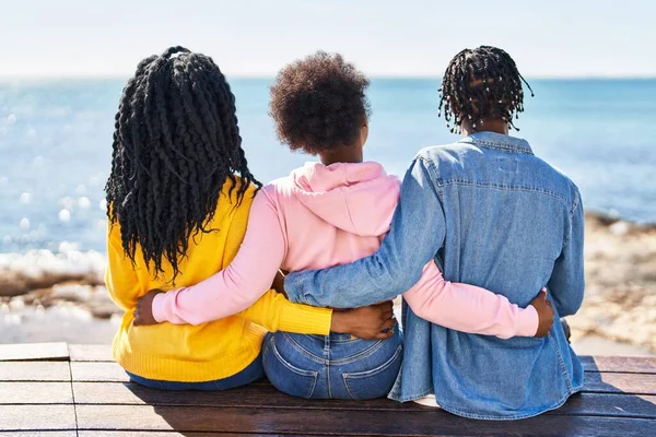 Afroamerikanische Freunde Umarmen Sich Auf Der Rückseite Meer — Stockfoto