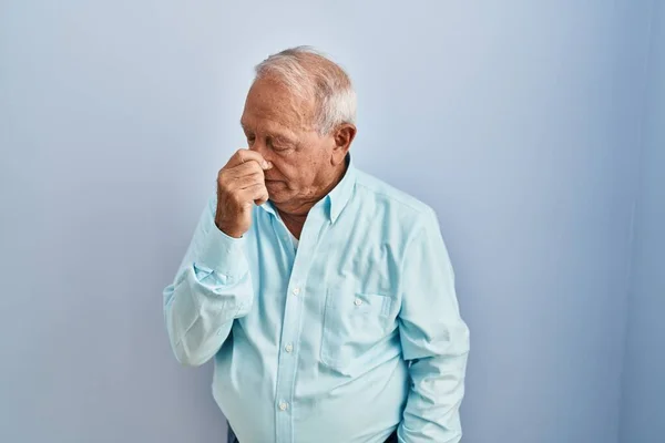 Älterer Mann Mit Grauen Haaren Der Vor Blauem Hintergrund Steht — Stockfoto