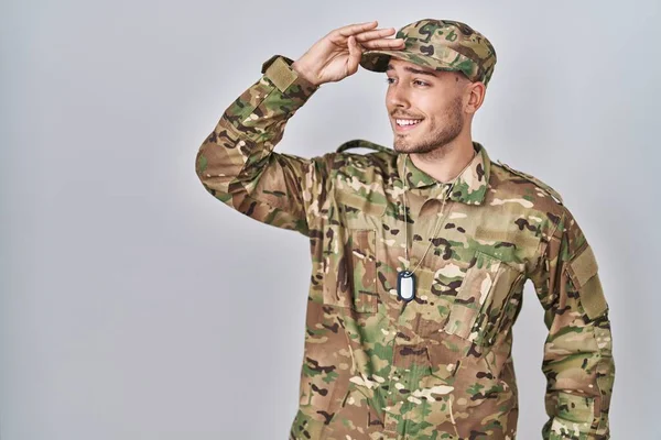 Jeune Homme Hispanique Portant Uniforme Armée Camouflage Très Heureux Souriant — Photo