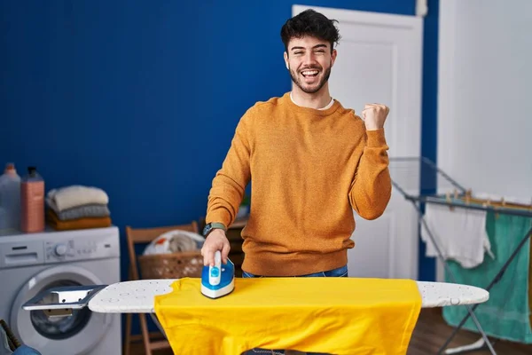 Hombre Hispano Con Barba Planchando Ropa Casa Gritando Orgulloso Celebrando — Foto de Stock