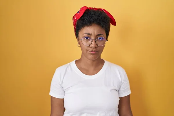 Mladá Afroameričanka Stojí Nad Žlutým Pozadím Skeptická Nervózní Mračí Kvůli — Stock fotografie