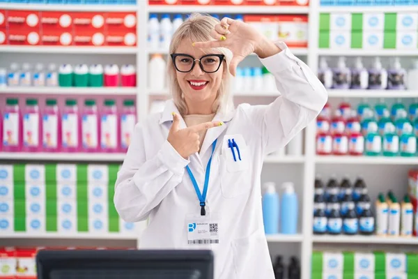 Mulher Caucasiana Jovem Trabalhando Farmácia Farmácia Sorrindo Fazendo Quadro Com — Fotografia de Stock