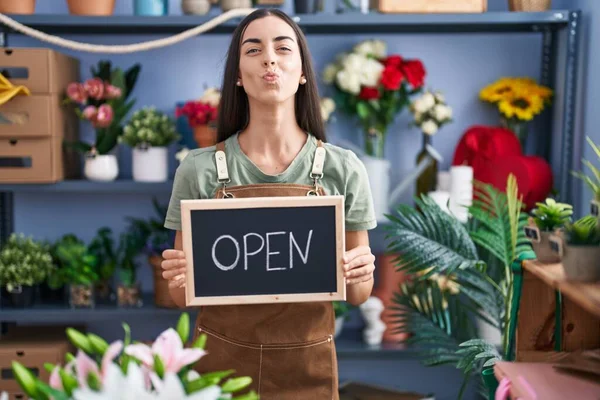 Een Jonge Brunette Die Bij Bloemist Werkt Met Een Open — Stockfoto