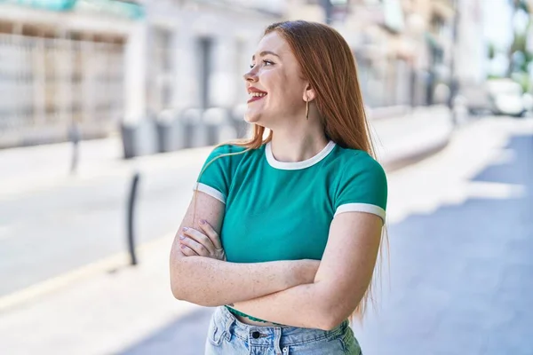 Sokakta Kollarını Kavuşturmuş Genç Kızıl Saçlı Bir Kadın — Stok fotoğraf