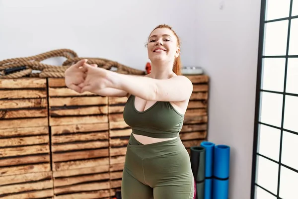 Jonge Roodharige Vrouw Glimlachend Zelfverzekerd Stretching Bij Sportcentrum — Stockfoto