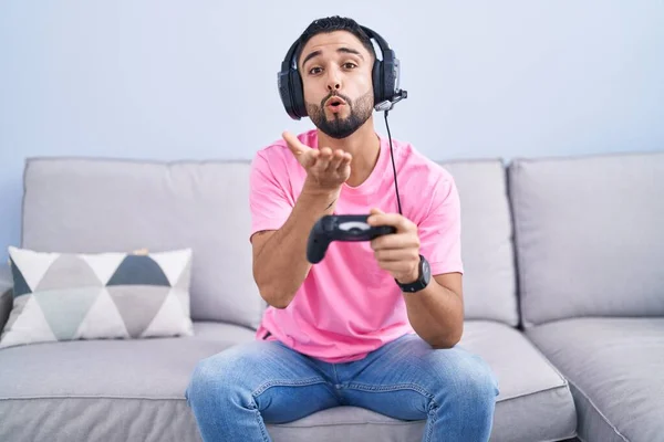 Hispánec Mladý Muž Hraje Videohry Drží Ovladač Sedí Pohovce Dívá — Stock fotografie