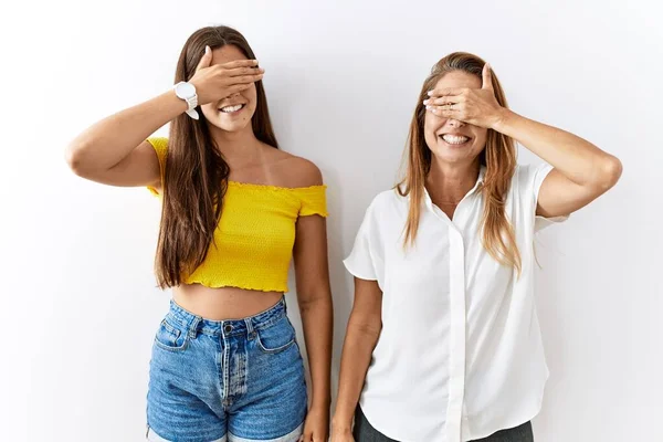 Anne Kızı Yalıtılmış Arka Planda Yan Yana Durup Gülümseyerek Gülerek — Stok fotoğraf