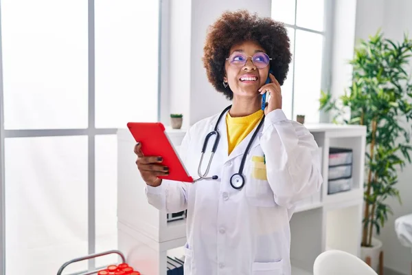 Doktor Üniforması Giyen Afrikalı Amerikalı Kadın Dokunmatik Ped Kullanıyor Klinikte — Stok fotoğraf
