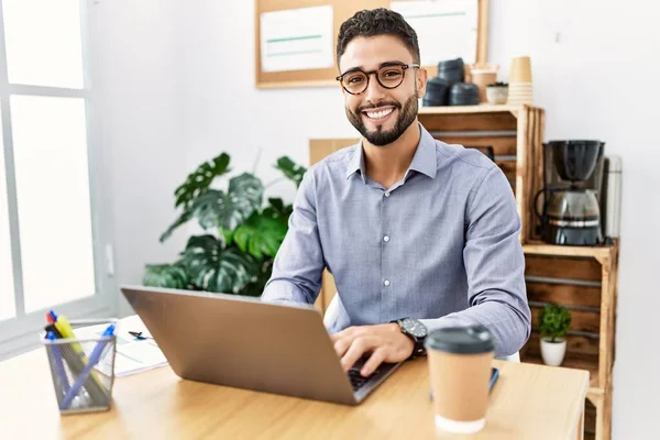 Hombre Árabe Joven Sonriendo Confiado Usando Ordenador Portátil Trabajando Oficina —  Fotos de Stock