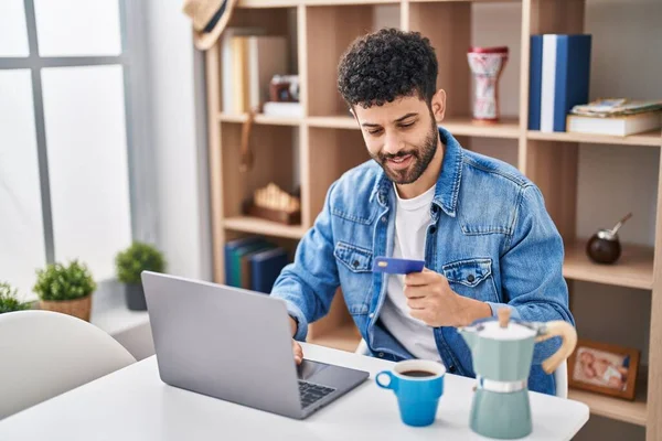 Jovem Árabe Homem Usando Laptop Cartão Crédito Sentado Mesa Casa — Fotografia de Stock