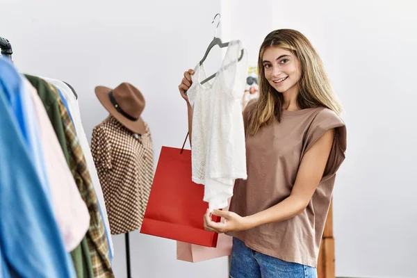 年轻的高加索女人带着自信的笑容在服装店购物 — 图库照片