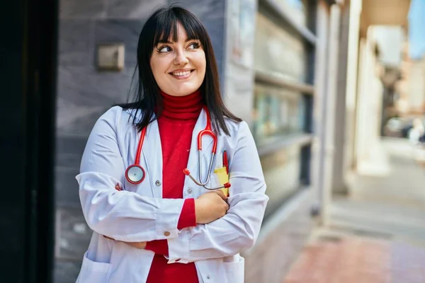 Ung Brunett Kvinna Bär Läkare Uniform Och Stetoskop Staden — Stockfoto