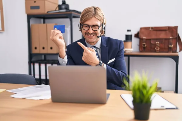 コーカシア人男とともに口ひげ仕事でオフィスでオンラインショッピング笑顔幸せなポインティングとともに手と指 — ストック写真