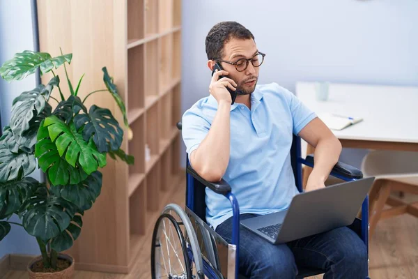 Genç Adam Evde Tekerlekli Sandalyede Oturmuş Akıllı Telefondan Konuşuyor — Stok fotoğraf