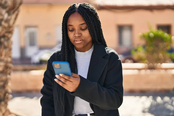 Αφροαμερικανή Γυναίκα Που Χρησιμοποιεί Smartphone Σοβαρή Έκφραση Στο Πάρκο — Φωτογραφία Αρχείου