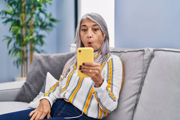 Femme Âge Moyen Avec Les Cheveux Gris Utilisant Smartphone Assis — Photo