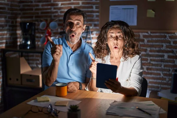 Coppia Ispanica Mezza Età Utilizzando Touchpad Seduto Sul Tavolo Notte — Foto Stock