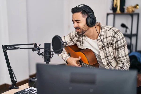 Jovem Artista Hispânico Cantando Música Tocando Guitarra Estúdio Música — Fotografia de Stock