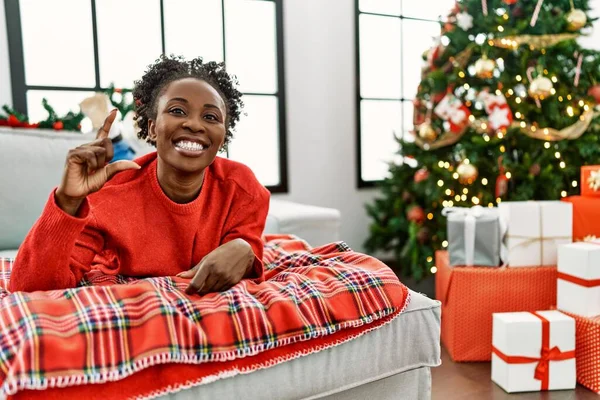 Jovem Afro Americana Deitada Sofá Pela Árvore Natal Sorrindo Confiante — Fotografia de Stock